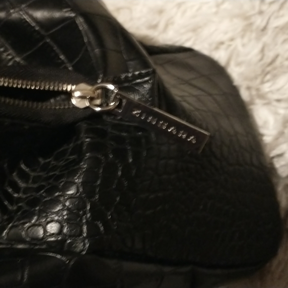 Zingara faux leather pebbled bag with lots of storage - Picture 4 of 16